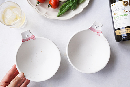 赤いマフラーをしたシロクマのフラットボウル