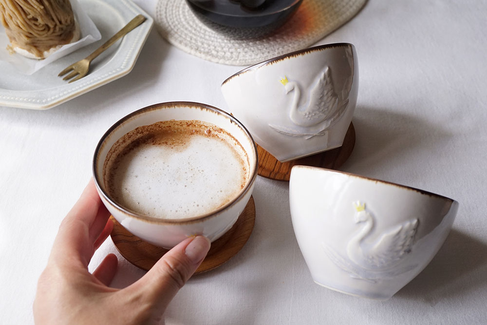 brown line 白鳥まるカップ＜黄色の冠＞