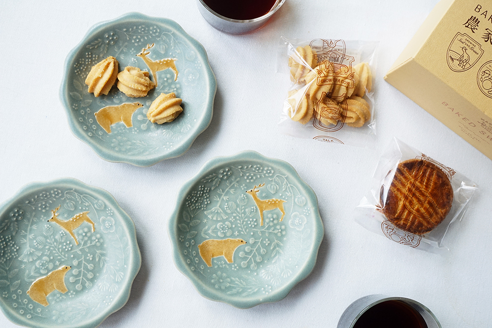 くまとシカの草花小皿